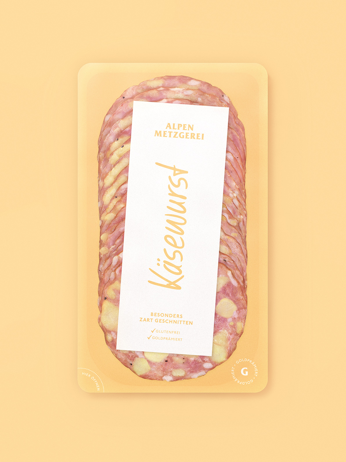 Eine Packung Alpen Metzgerei Käsewurst, in Scheiben geschnitten und mit Etikett. Auf gelbem Hintergrund.