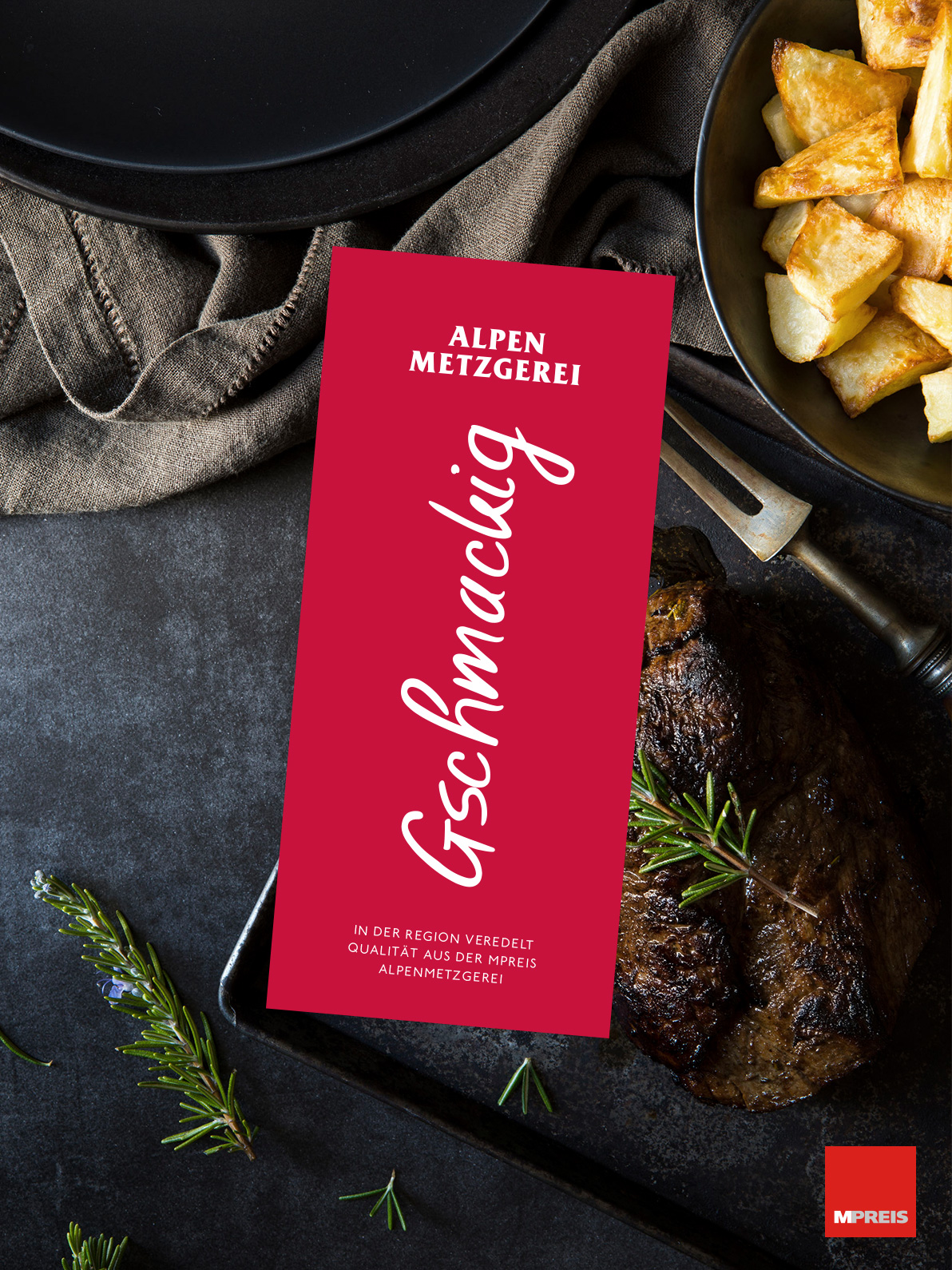 Nahaufnahme von Essen mit Menü von Alpenmetzgerei, Text: "Gschmackig".