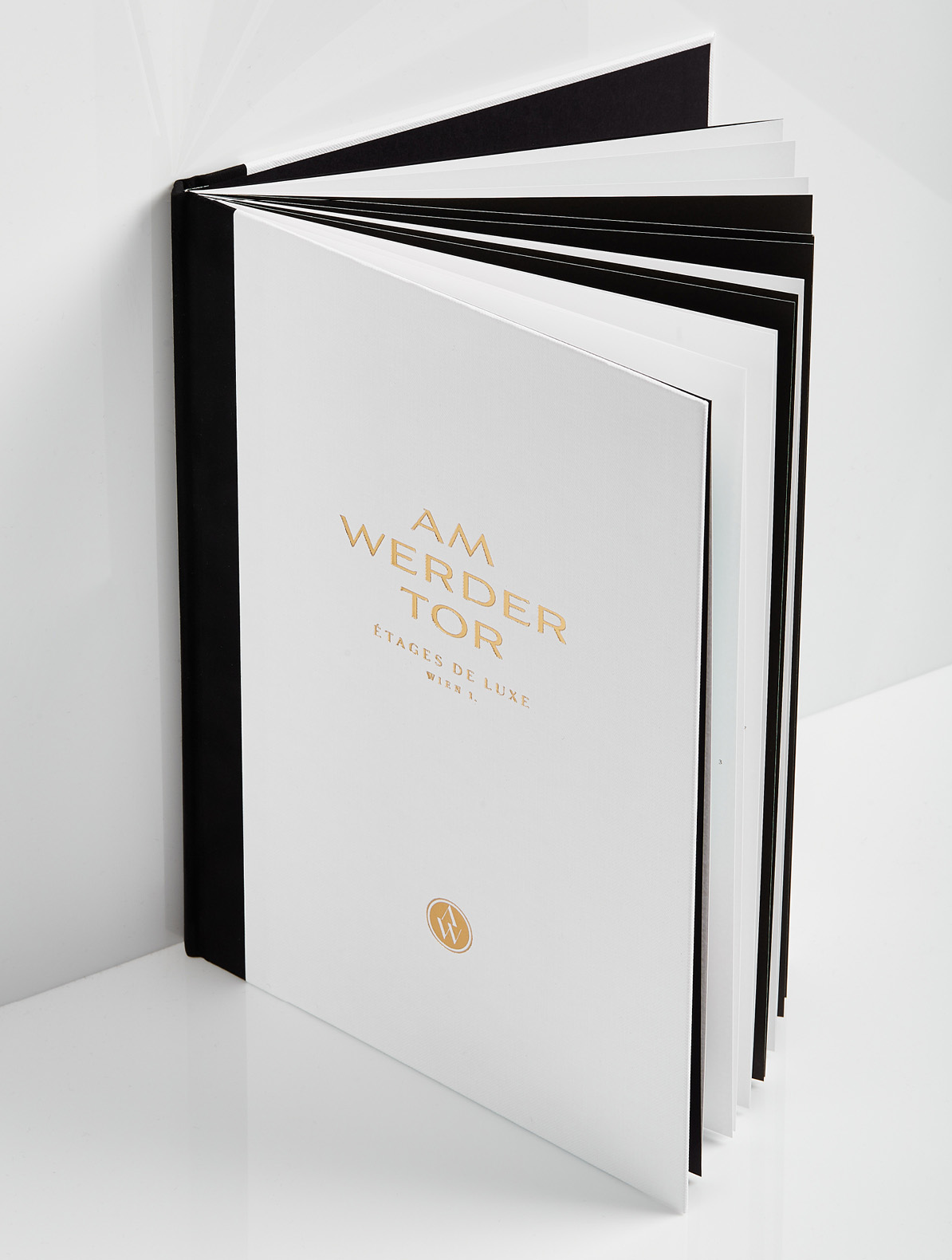 allea_group_am_werder_tor_buch_stehend
