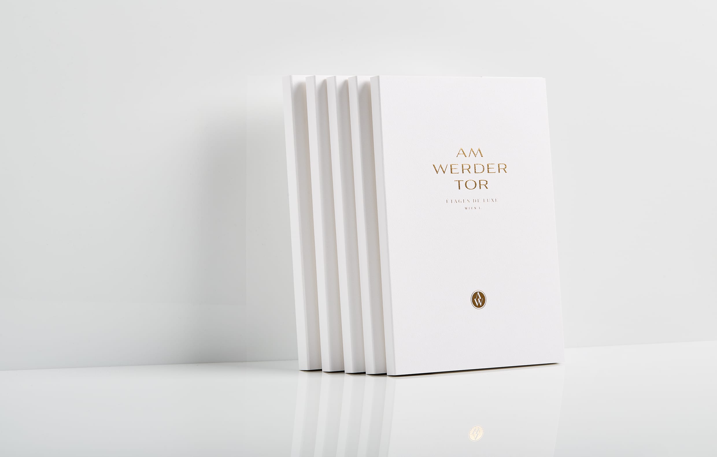 allea_group_am_werder_tor_bücher_stehend