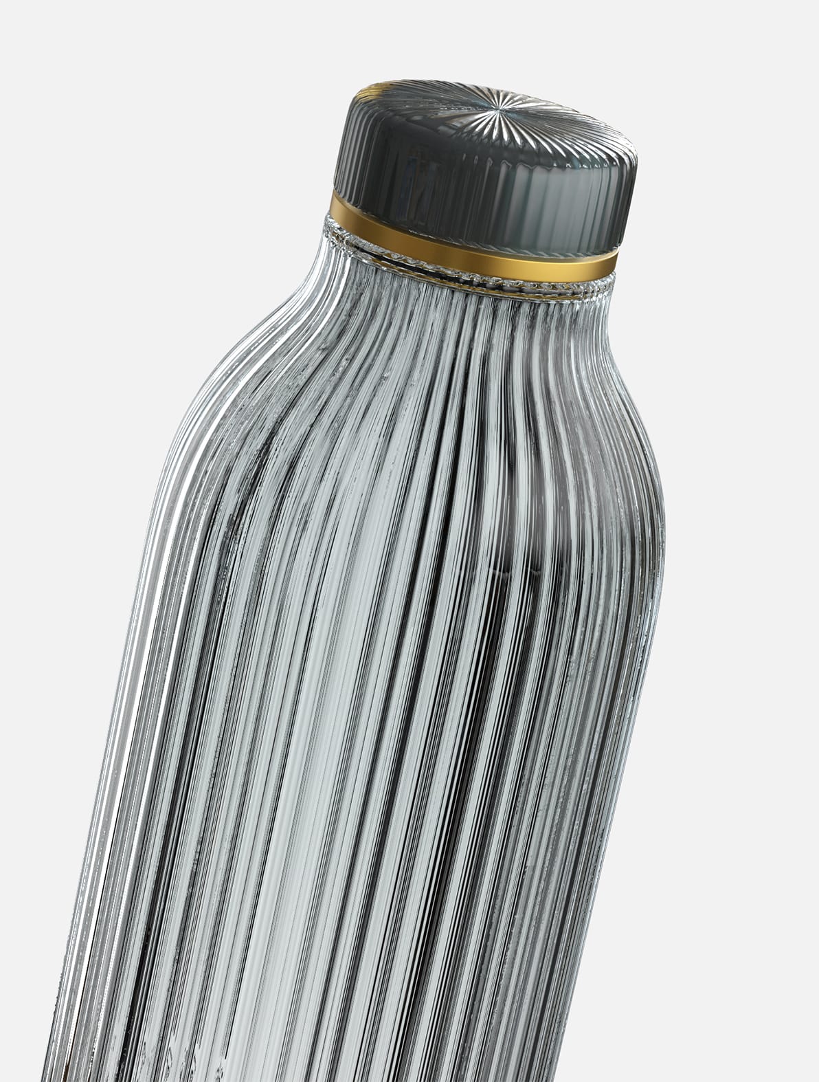 Detailaufnahme einer geriffelten Wasserflasche mit silberner Kappe und goldenem Band.