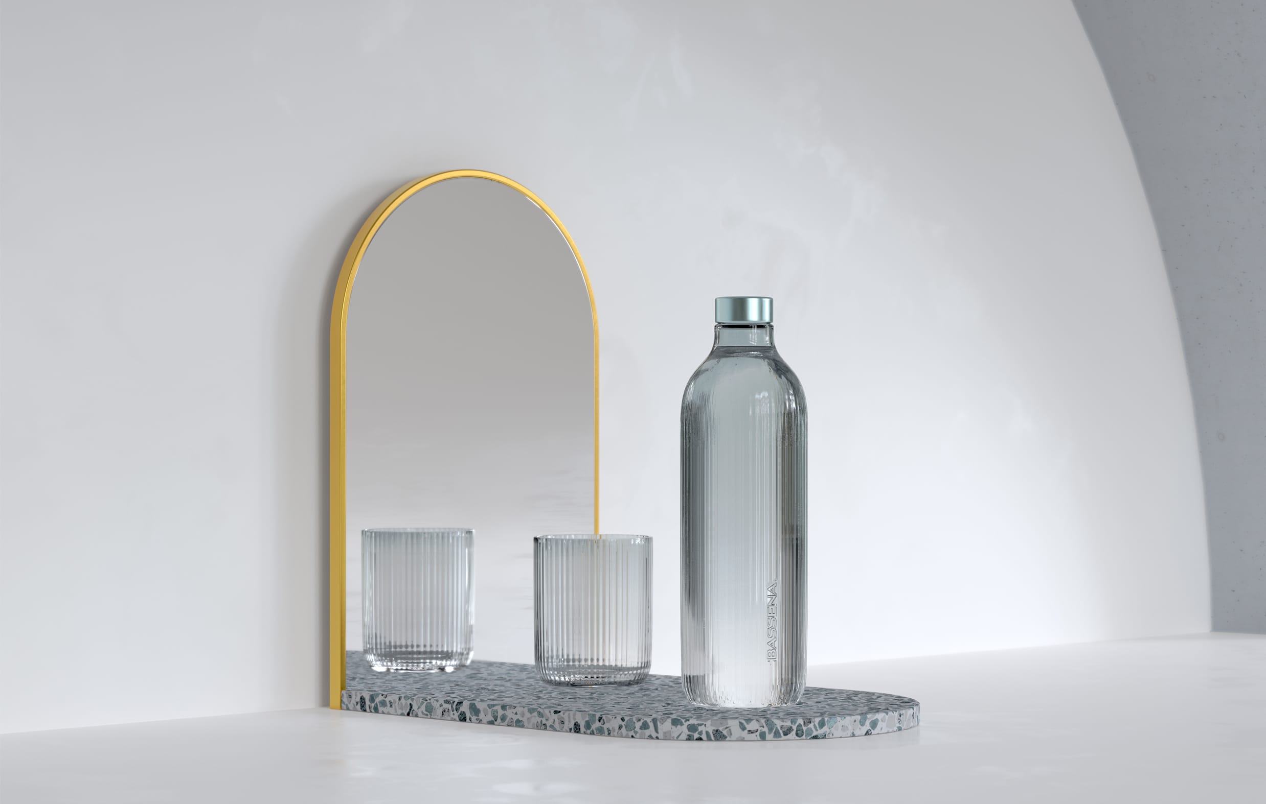 Ein minimalistisches Stillleben mit einer Flasche Wasser, zwei Gläsern und einem Spiegel.