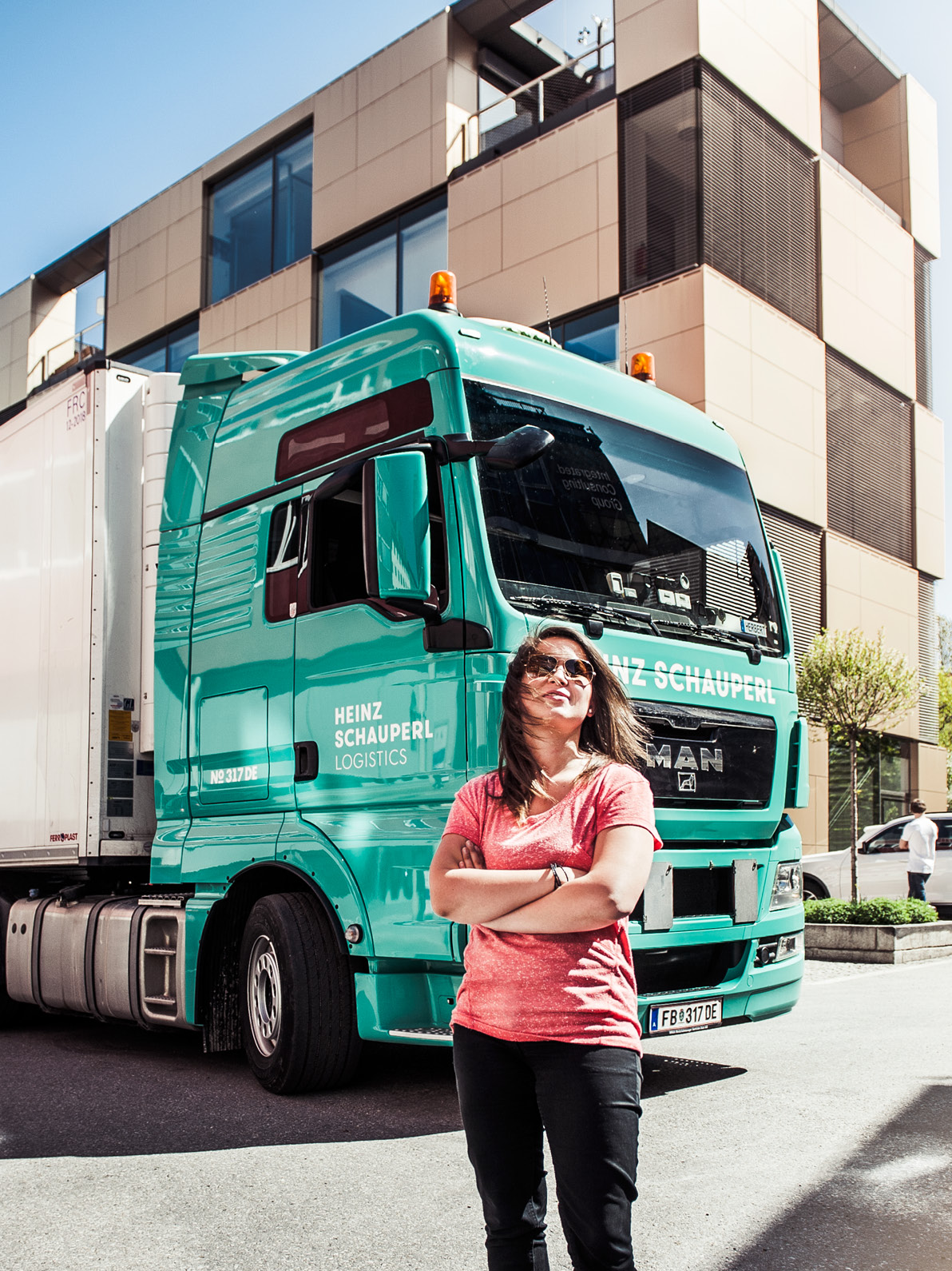 heinz_schauperl_logistics_moodley_branding_lkw_frau