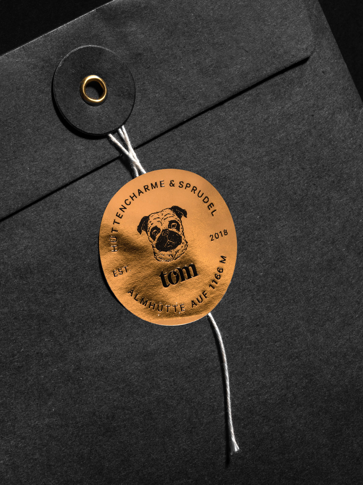 tom_almhütte_moodley_branding_sticker_detail