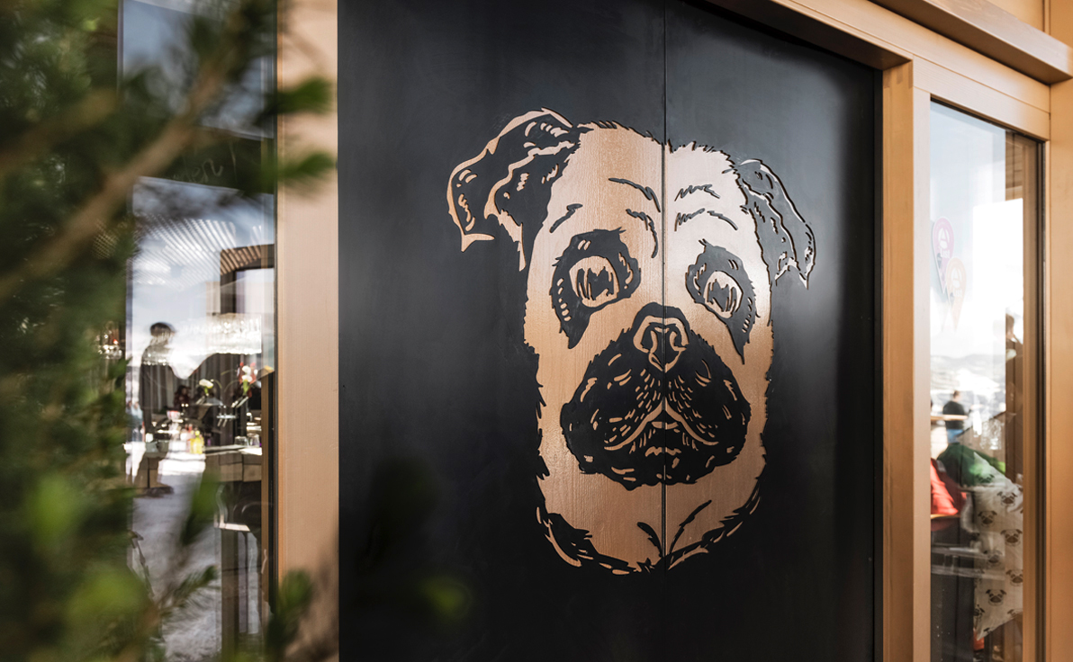 tom_almhütte_moodley_branding_tür