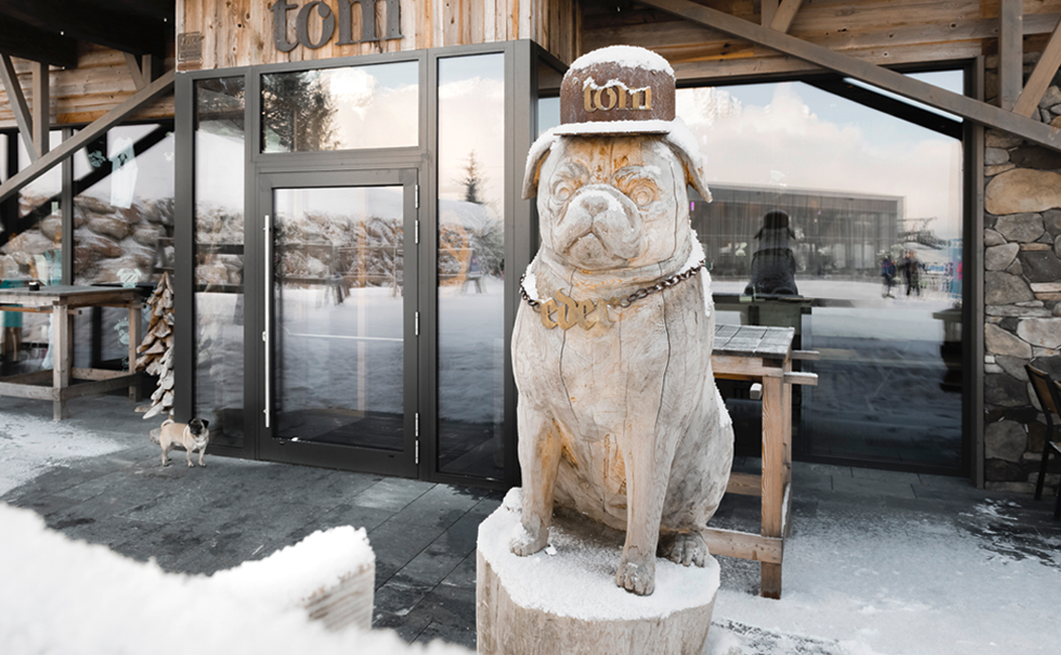 tom_almhütte_moodley_branding_skulptur